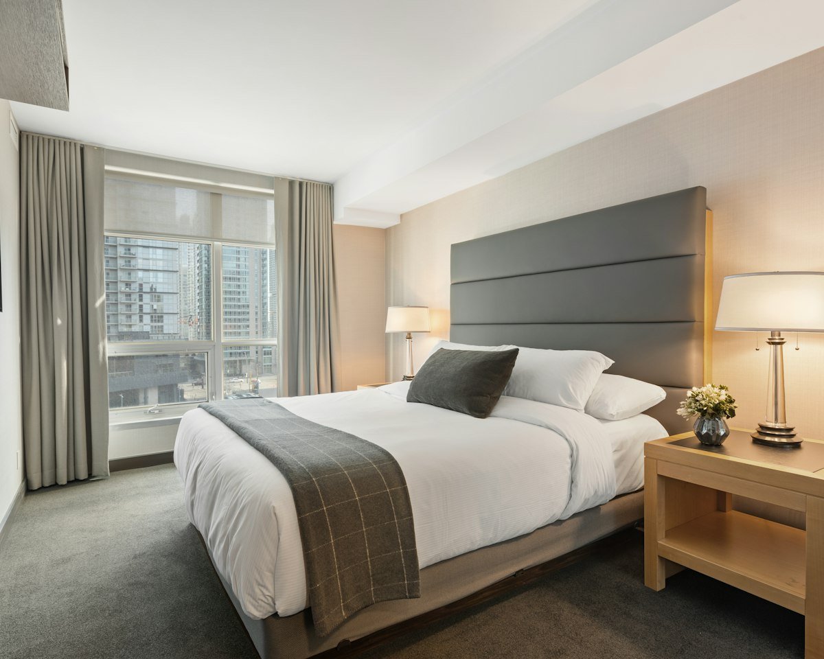 Chambre d’hôtel lumineuse au lit impeccablement fait